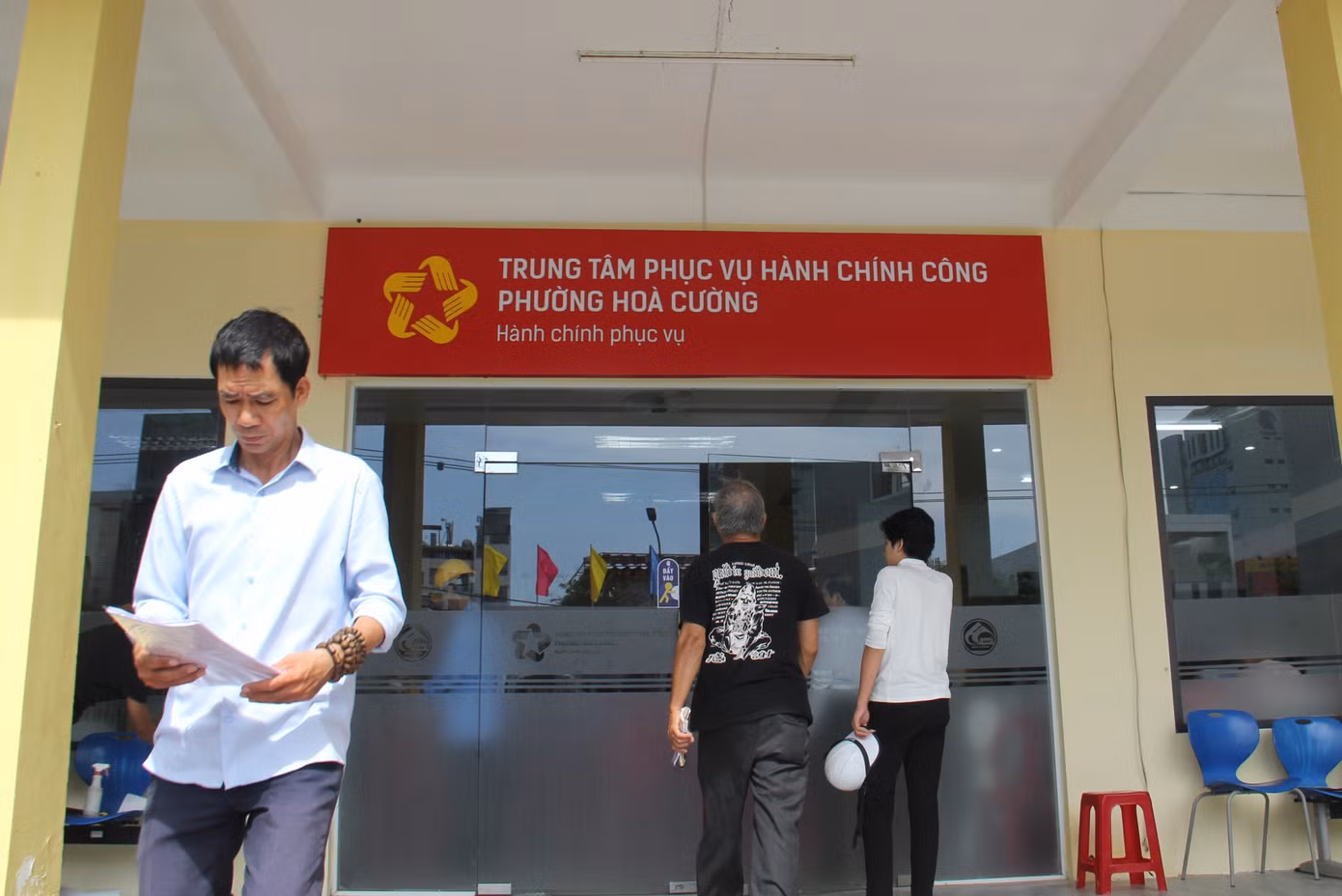 Ghi nhận tại Trung tâm phục vụ hành chính công phường Hòa Cường, người dân liên tục vào ra làm các thủ tục hành chính. Anh Văn Thịnh (26 tuổi) cho hay sáng nay đến sớm xác nhận một số giấy tờ để làm hồ sơ mua nhà ở xã hội. "Tôi cũng tò mò xem ngày đầu tiên vận hành mô hình chính quyền hai cấp như thế nào. Tôi nghĩ còn lạ nên người dân sẽ đi ít, nhưng tới đây thì đông lắm, bà con ngồi chờ kín hết ghế", anh nói. Ảnh: Thanh Hiền.