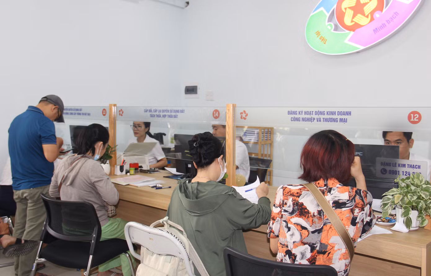 Công dân khi làm thủ tục sẽ nộp hồ sơ vào từng lĩnh vực cần giải quyết. Cán bộ tiếp nhận sẽ kiểm tra, nhập thông tin vào hệ thống. Nếu cần bổ sung, chỉnh sửa sẽ hướng dẫn trực tiếp cho công dân.