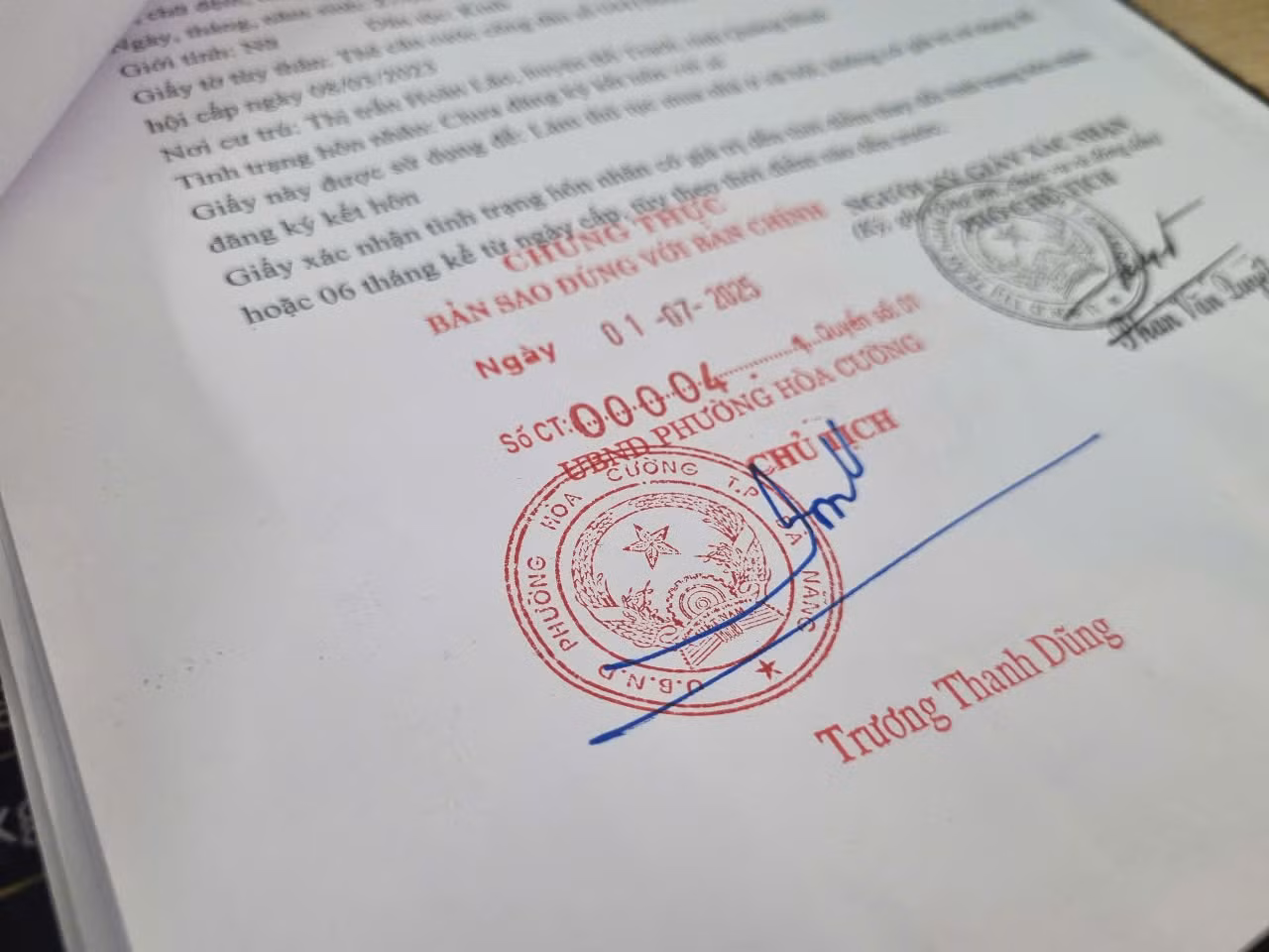 Một trong những giấy tờ đầu tiên đóng dấu mang tên phường Hòa Cường. Chị Nguyễn Thị Trinh (25 tuổi) bày tỏ rất hài lòng vì từ khi đến Trung tâm phục vụ hành chính công đến khi nhận giấy tờ đã giải quyết xong chỉ mất khoảng 20 phút dù lượng người rất đông. "Tôi cũng thích tên phường mới, phường Hòa Cường trên giấy tờ. Cái tên này dễ nhớ vì trước đó có Hòa Cường Bắc, Hòa Cường Nam, đồng thời giúp mọi người dễ hình dung ra phường ở vị trí nào sau sắp xếp", chị bày tỏ.