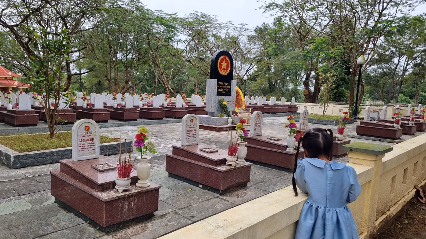 “Gia đình không có người thân nằm lại ở đây, nhưng tôi vẫn lên thắp hương, đưa các con tới để biết thêm về sự hy sinh của các anh hùng vì Tổ quốc”, anh Nguyễn Văn Hiệu (35 tuổi, TP Đông Hà) nói.