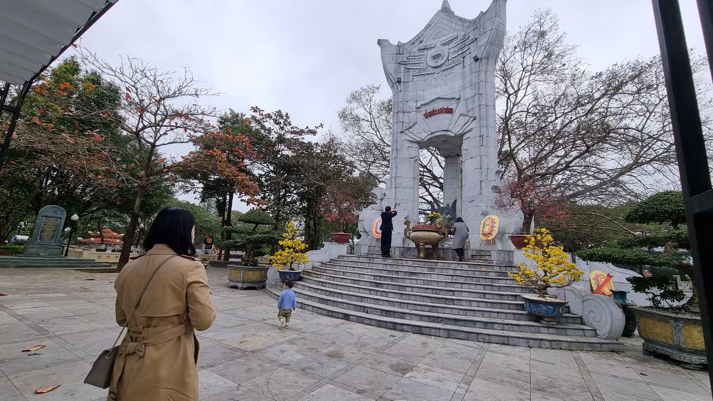 Khu hành lễ không khi nào vắng người.
