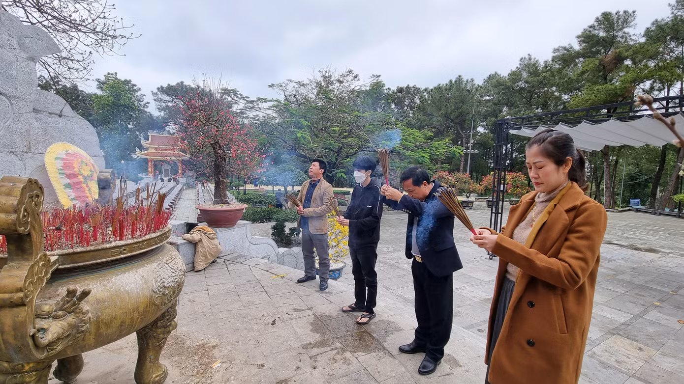 Giữa chốn linh thiêng, nhiều người không cầm được nước mắt.