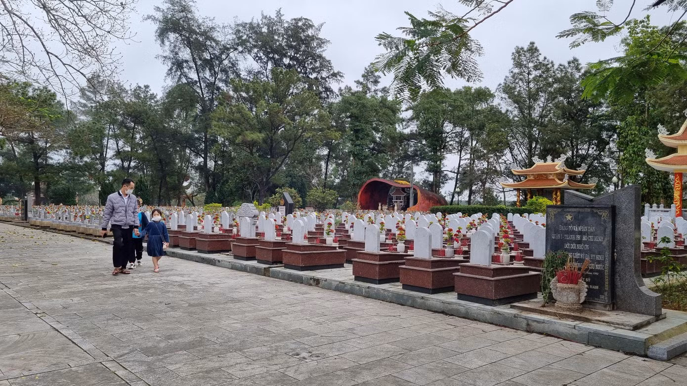 Nghĩa trang liệt sĩ Trường Sơn là nghĩa trang quy mô lớn nhất nước, quy tụ hơn 10.000 phần mộ của các liệt sĩ có tổng diện tích 140.000m2. Phần đất mộ được phân thành 10 khu vực chính.