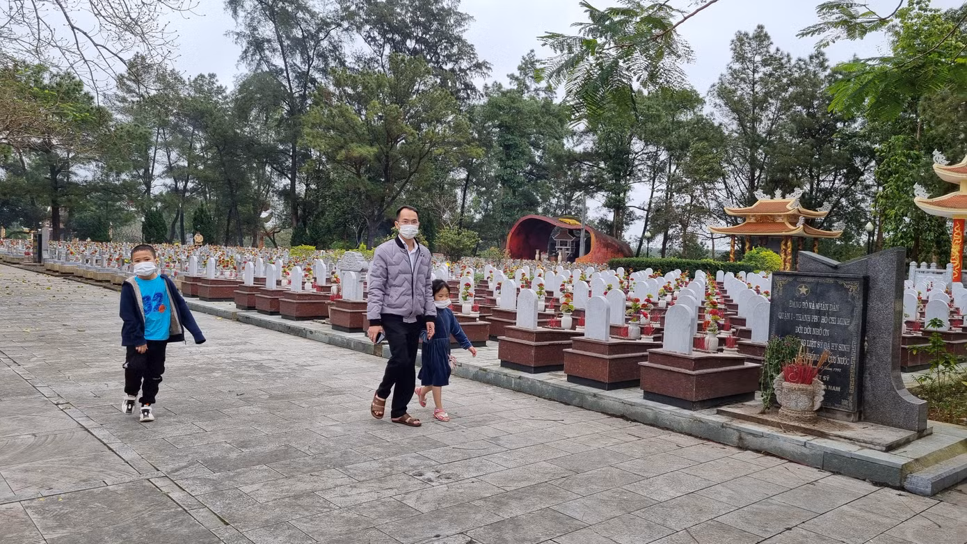 Nhiều gia đình chạy hàng chục km lên đây để thắp nén nhang, tưởng nhớ, biết ơn những người nằm xuống.