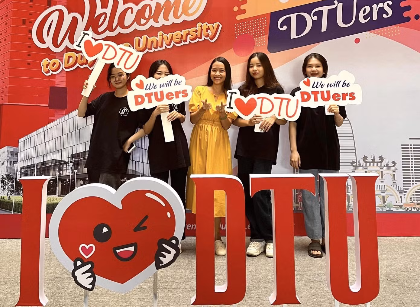 Chào mừng tân sinh viên DTU khoá K28 nhập học.