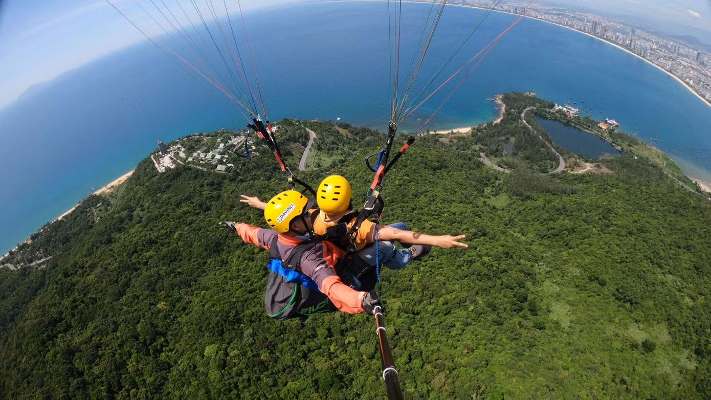 Du khách trải nghiệm dù lượn trên bán đảo Sơn Trà. Ảnh: D.F