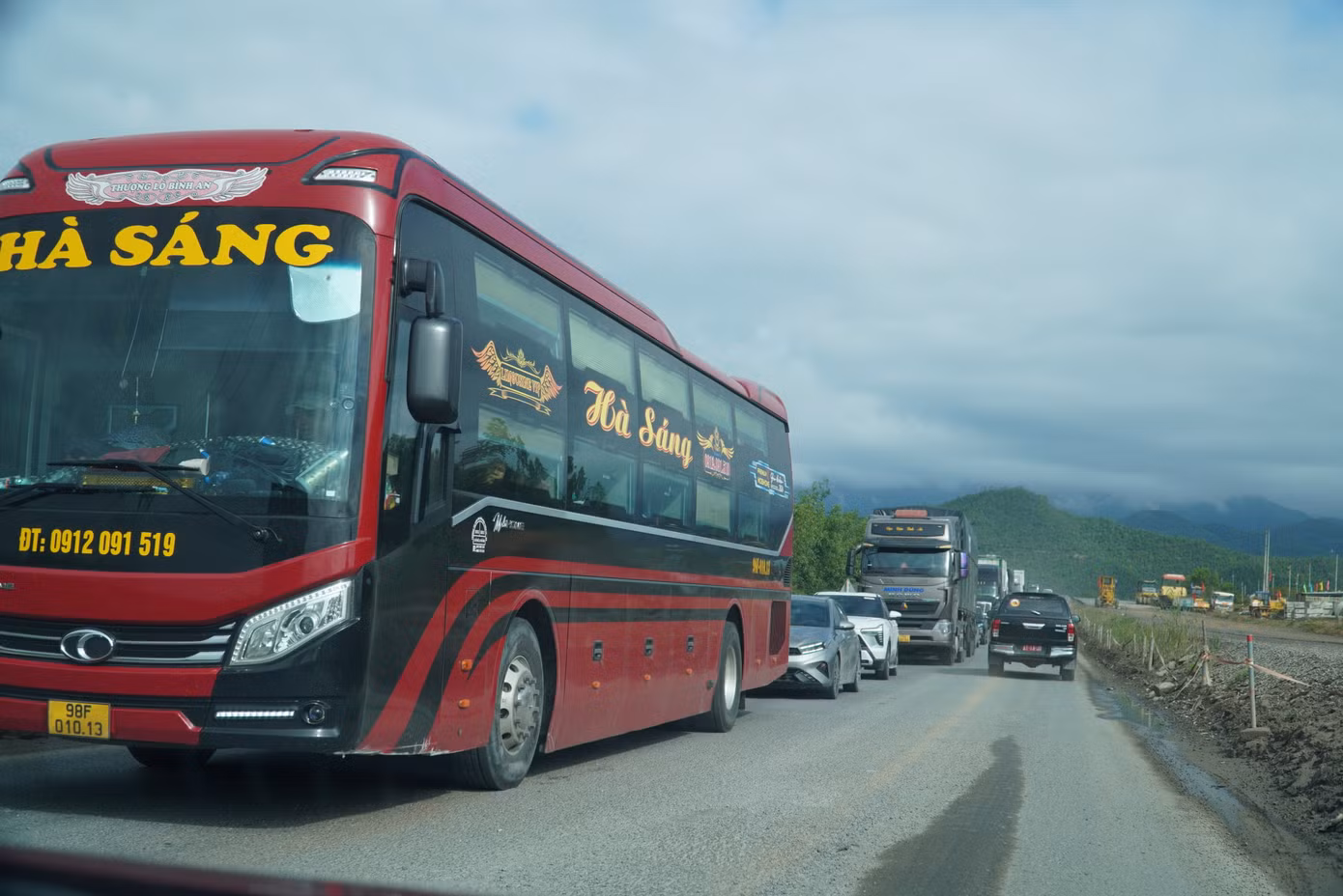 Theo Ban quản lý dự án đường Hồ Chí Minh (BQL), dự án xây dựng đường cao tốc Hòa Liên – Túy Loan khởi công vào tháng 9/2023, tiến độ hoàn thành vào tháng 12/2025. Mặt bằng dự án hiện đã bàn giao 99,7%.