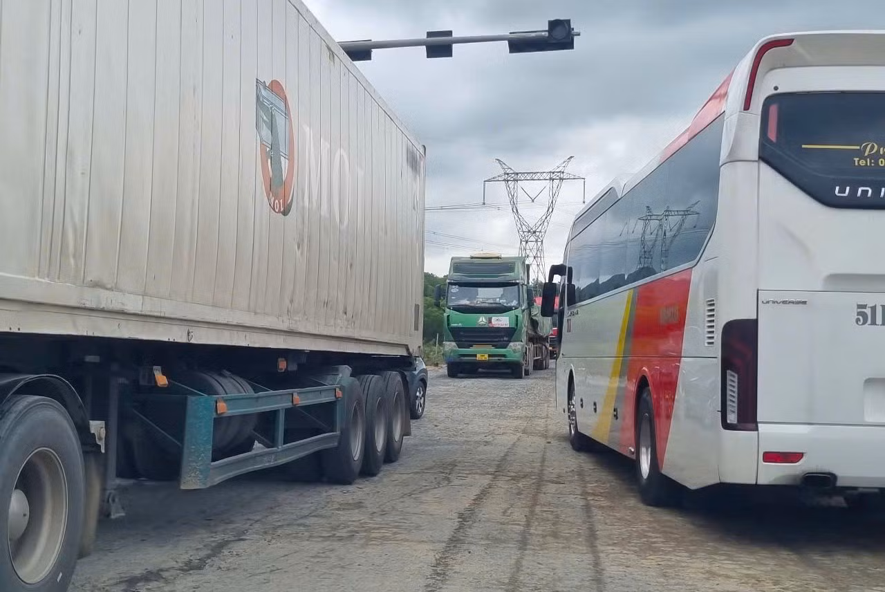 Xe cộ chen chúc, nêm chặt đường. Những ngày trời nắng gió, tuyến đường này mù bụi, còn khi mưa thì bùn lầy, khó khăn cho các phương tiện qua lại.