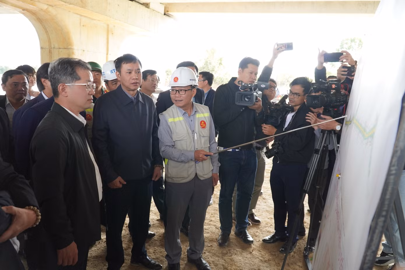 Tại buổi kiểm tra tuyến đường dịp đầu năm, Bí thư Thành ủy Đà Nẵng Nguyễn Văn Quảng yêu cầu các đơn vị chức năng bàn giao mặt bằng cho đơn vị thi công trong tháng 2/2025. Đối với các hộ dân đã được hỗ trợ, đảm bảo chế độ mà vẫn không chịu bàn giao mặt bằng thì tiến hành xử lý theo quy định.