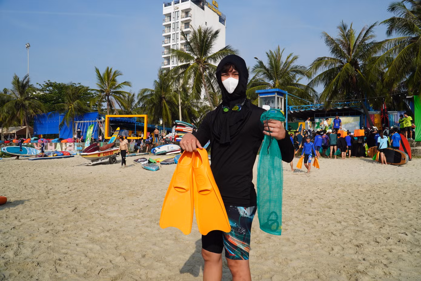 Kéo, túi lưới mang theo để cắt, đựng rác. Đặng Trần Hoàng (Trường Đại học Thể dục thể thao) cho hay đây là lần đầu tiên tham gia lặn biển dọn rác. Hoàng mong muốn sẽ nhặt hết rác ở dưới đáy biển, trả lại môi trường sống an toàn cho các rạn san hô.