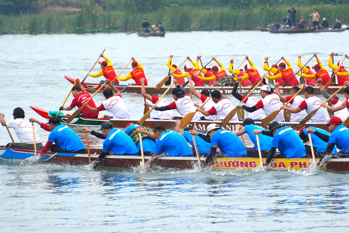 Anh Nguyễn Văn Trường (phường Hòa Thọ Đông) cho hay, anh đưa cả gia đình đến xem giải: "Đây cũng là lần đầu tiên các con tôi được xem đua thuyền nên rất háo hức".