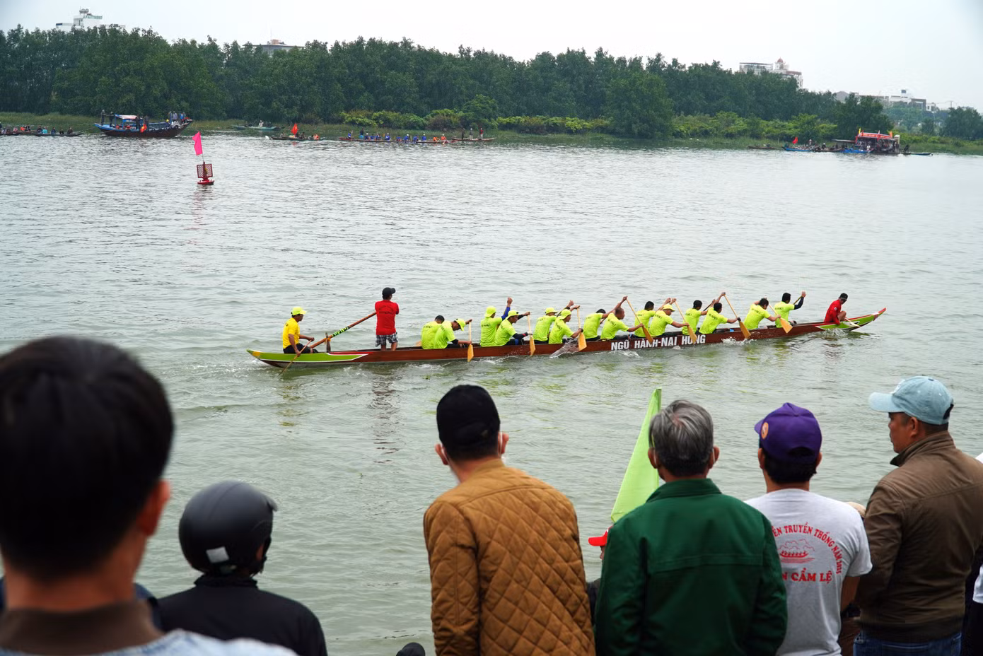 Anh Nguyễn Văn Trường (phường Hòa Thọ Đông) cho hay, anh đưa cả gia đình đến xem giải: "Đây cũng là lần đầu tiên các con tôi được xem đua thuyền nên rất háo hức".