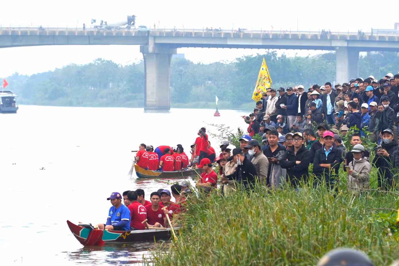 Anh Nguyễn Văn Trường (phường Hòa Thọ Đông) cho hay, anh đưa cả gia đình đến xem giải: "Đây cũng là lần đầu tiên các con tôi được xem đua thuyền nên rất háo hức".