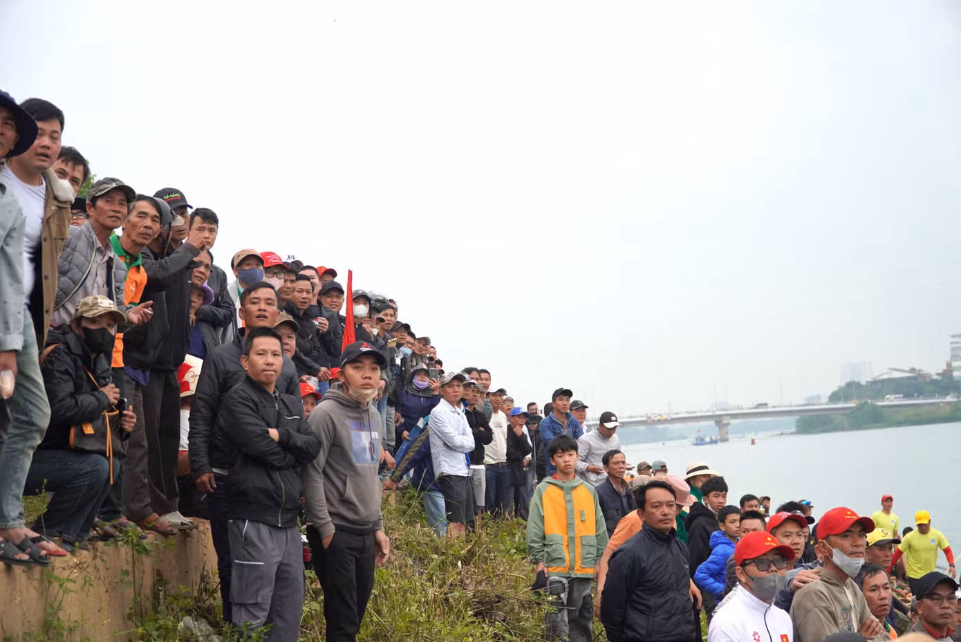 Người dân đổ về bờ sông Cẩm Lệ xem đua thuyền. Anh Hoàng Dũng (quận Liên Chiểu) chạy xe cả chục km đến đây cổ vũ đội thuyền Liên Chiểu. "Cùng đi với tôi là mấy anh em trong xóm. Hầu như không có giải đua thuyền nào chúng tôi bỏ lỡ. Phải đi để cổ vũ, khích lệ tinh thần cho các tay chèo", anh Dũng nói.