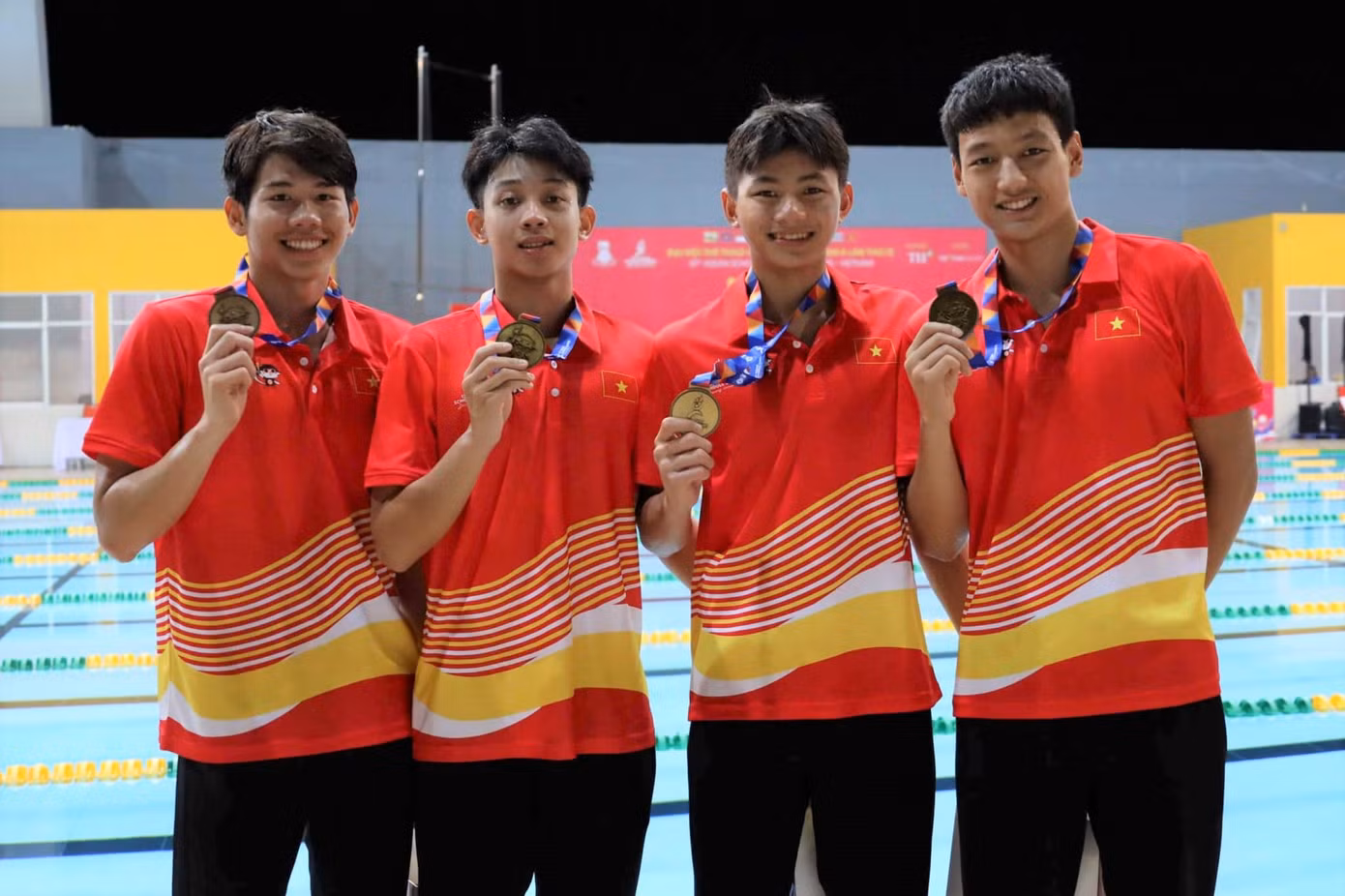 Nguyễn Quang Thuấn (bìa trái) cùng các đồng đội phá kỷ lục Tiếp sức 4x200m tự do nam; Quang Thuấn cũng phá kỷ lục 400m hỗn hợp nam.