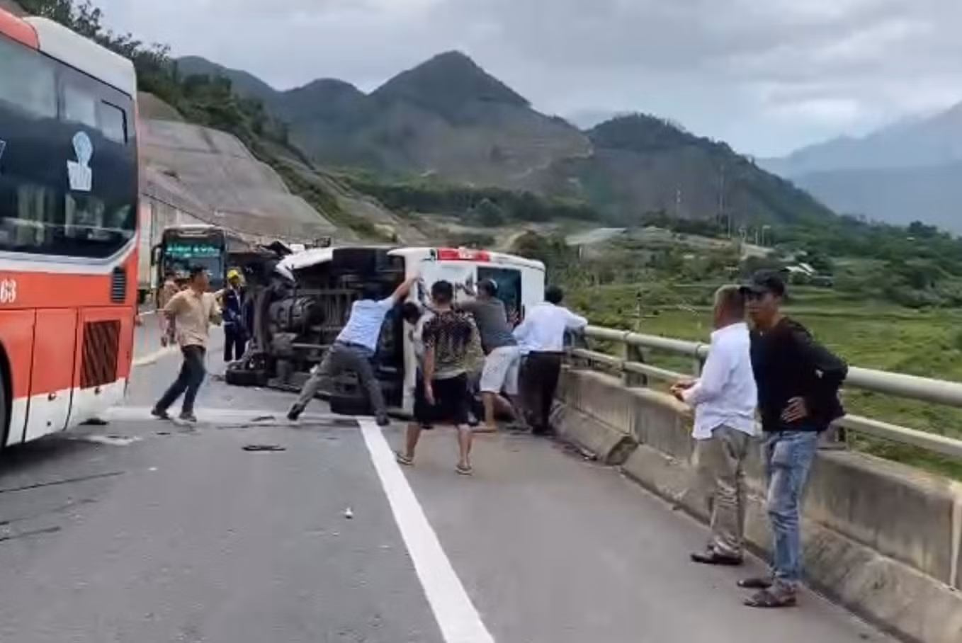 Người dân cố tìm cách đưa các nạn nhân ra khỏi xe ô tô 16 chỗ bị lật. Người dân cố tìm cách đưa các nạn nhân ra khỏi xe ô tô 16 chỗ bị lật.