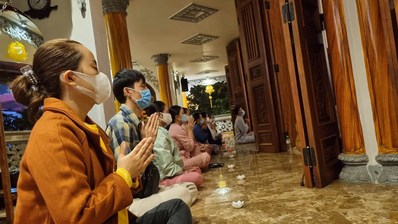 Phật tử, người dân tới chùa, hòa trong không khí tôn nghiêm, gác lại những bộn bề trong lòng để nguyện cầu cho những người đã ra đi. Phật tử, người dân tới chùa, hòa trong không khí tôn nghiêm, gác lại những bộn bề trong lòng để nguyện cầu cho những người đã ra đi.