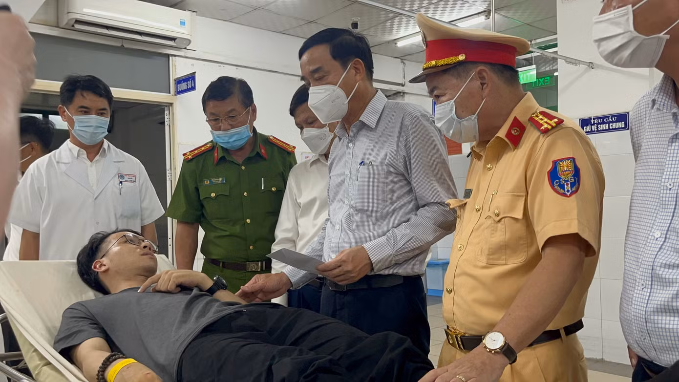 Lãnh đạo thành phố đến thăm hỏi các nạn nhân tại Bệnh viện Đà Nẵng.