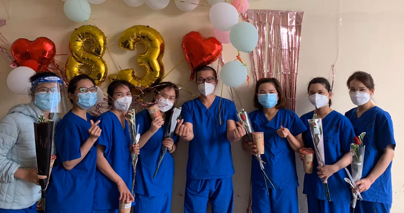 Sân khấu dã chiến từ những quả bóng bay nhưng đem lại niềm vui cho những chị em phụ nữ đang làm việc tại đây. Nhiều người đã gắn bó với bệnh viện dã chiến trong một thời gian dài.