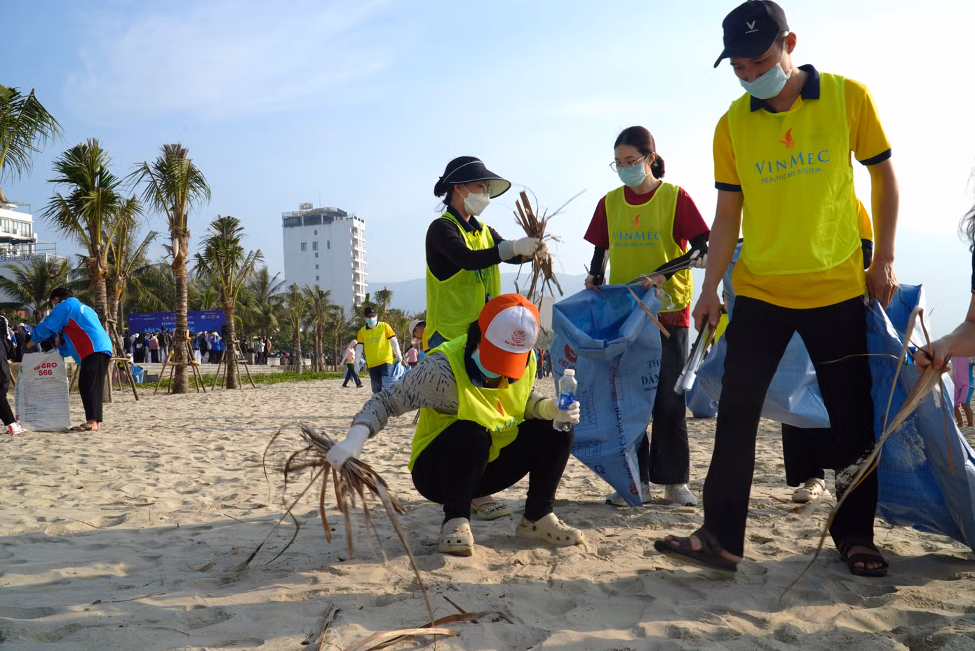 Hoàng Anh (20 tuổi, quận Liên Chiểu) chia sẻ rằng Đà Nẵng được đánh giá là thành phố đáng sống, không khí trong lành, môi trường xanh, sạch, đẹp nên việc đón rác, vệ sinh rất cần thiết. "Mình rất tự hào vì đi đâu cũng được khen biển Đà Nẵng vừa đẹp vừa sạch. Việc dọn rác hôm nay không chỉ để biển sạch hơn, mà còn nâng cao ý thức bảo vệ, giữ gìn vệ sinh môi trường cho tất cả người dân, du khách", Anh nói.
