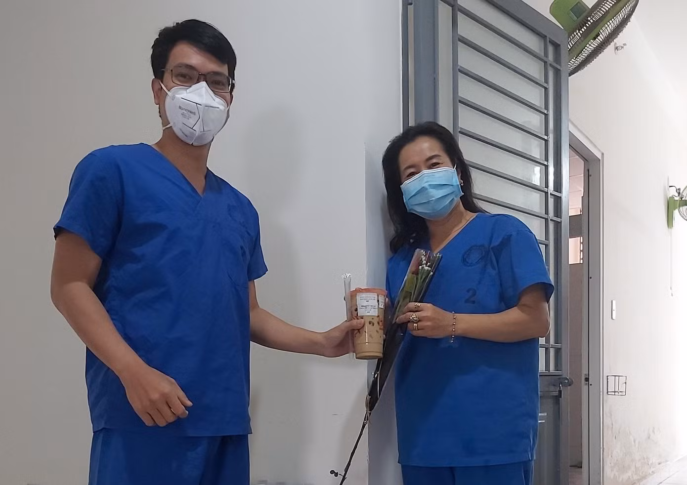 Không chỉ ngày lễ 8/3, dịp Tết Nguyên đán, bệnh viện cũng tổ chức nấu bánh chưng, lì xì cho những người đang làm việc tại đây. Bác sĩ Lê Đức Nhân, Giám đốc Bệnh viện Đà Nẵng cho hay đó là nguồn động viên tinh thần những chiến binh ở tuyến đầu.