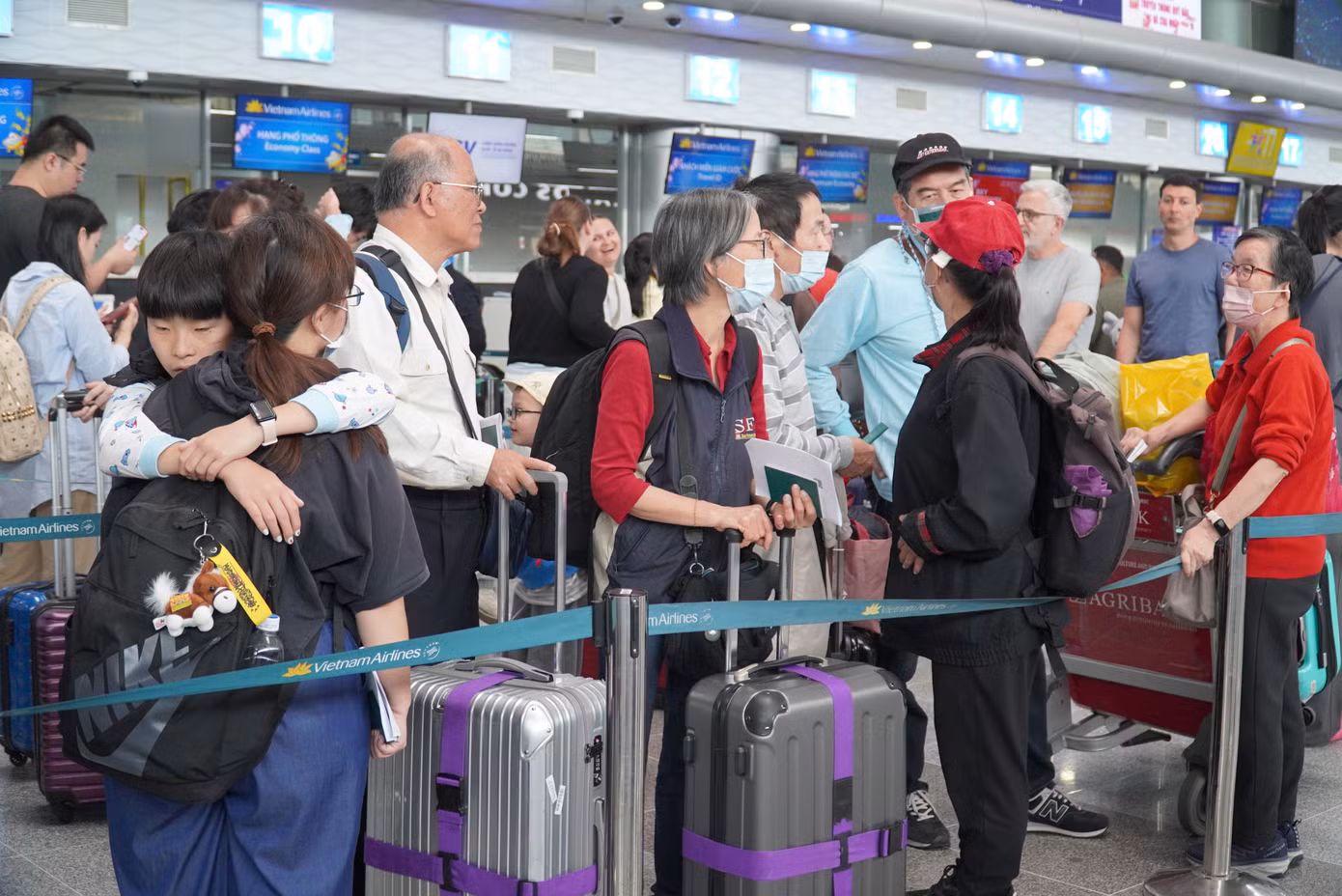 Cô giáo bị cấm xuất cảnh vì đang đứng tên giám đốc công ty nợ thuế. Trong ảnh: Hành khách chờ làm thủ tục tại sân bay. Ảnh: Thanh Hiền.
