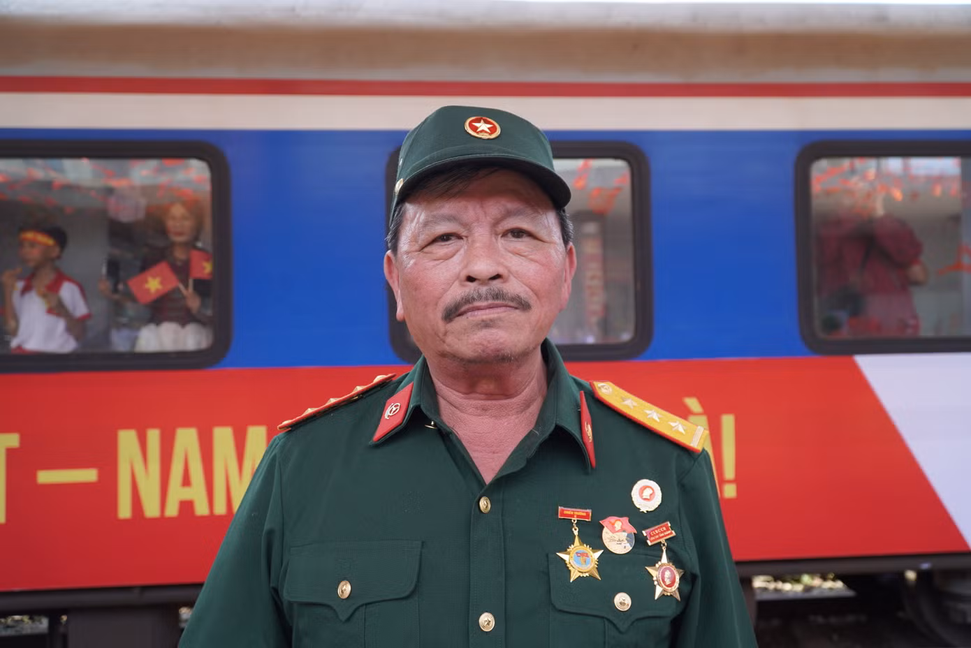 Cựu chiến binh Trần Ngọc Thảo (Trung đoàn vận tải 559) đi trên chuyến tàu SE1 từ Hà Nội vào. Ông bày tỏ rất xúc động và hạnh phúc trong ngày hội thống nhất non sông. “Đồng đội tôi ngày ấy người còn, người mất. Tôi được có mặt trên chuyến tàu thống nhất, được ngắm nhìn non sông thu về một mối là điều may mắn. Thế hệ ngày trước ngã xuống cho đất nước đứng lên, thế hệ hôm nay được sống trong hoà bình, hãy cố gắng góp phần dựng xây Tổ quốc vẻ vang”, ông nói.