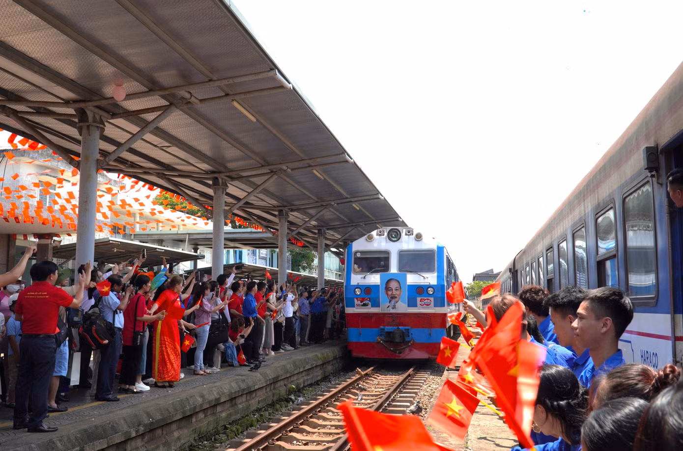 Lúc 12h32', tàu SE4 vào ga Đà Nẵng trong sự đón chào nồng nhiệt của người dân Đà Nẵng. Chị Ngọc Trâm (37 tuổi, quận Thanh Khê) cho hay vì không thể vào TP Hồ Chí Minh xem diễu binh trong ngày lễ lớn của đất nước được nên chị đã đến ga từ sớm. "Tôi chờ đợi giây phút này từ rất lâu để được chứng kiến khoảnh khắc lịch sử hai đoàn tàu Bắc Nam hội ngộ. Thật xúc động khi tất cả mọi người đều hướng về Tổ quốc", chị nói.