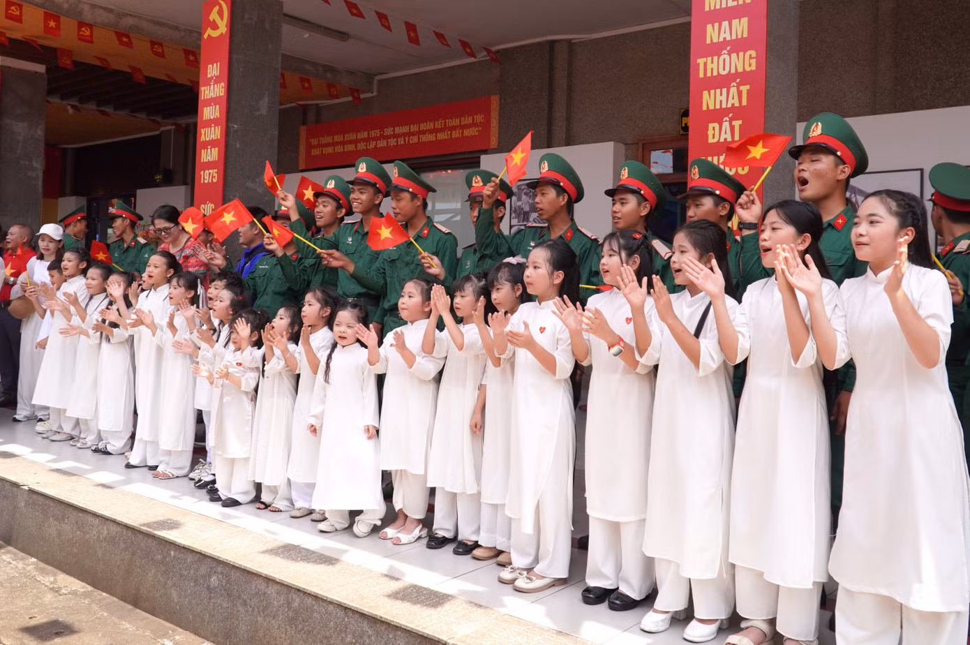 Hát vang ca khúc Như có Bác trong ngày vui đại thắng trên sân ga Đà Nẵng.