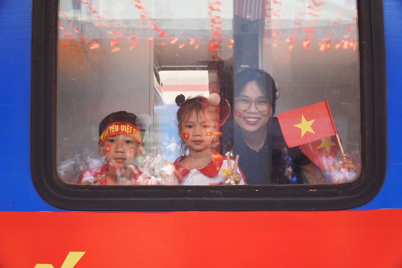 Hành khách đi trên “Đoàn tàu Thống Nhất” được sống trong không khí của ngày hội với các chương trình nghệ thuật là các ca khúc cách mạng, ca ngợi quê hương đất nước. Đặc biệt, từ ga Huế đến Đà Nẵng (đối với SE1) và từ Tam Kỳ - Đà Nẵng (đối với tàu SE4), hành khách được chào đón bằng một chương trình âm nhạc trực tiếp do các nghệ sĩ biểu diễn.