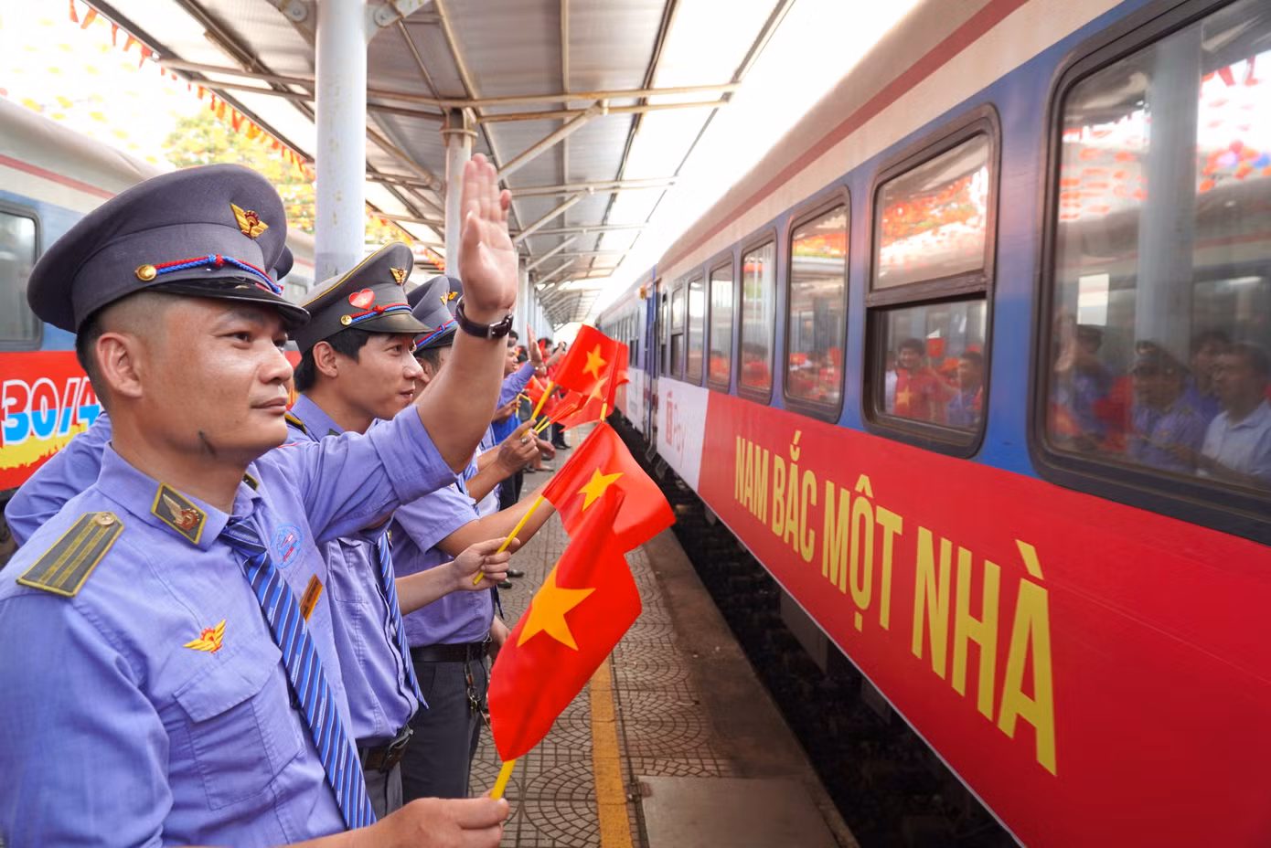 Sau khi hội ngộ tại Đà Nẵng, tàu thứ nhất sẽ xuất phát đi Hà Nội, 10 phút sau chuyến tàu thứ 2 rời ga tiếp tục hành trình vào TP Hồ Chí Minh.