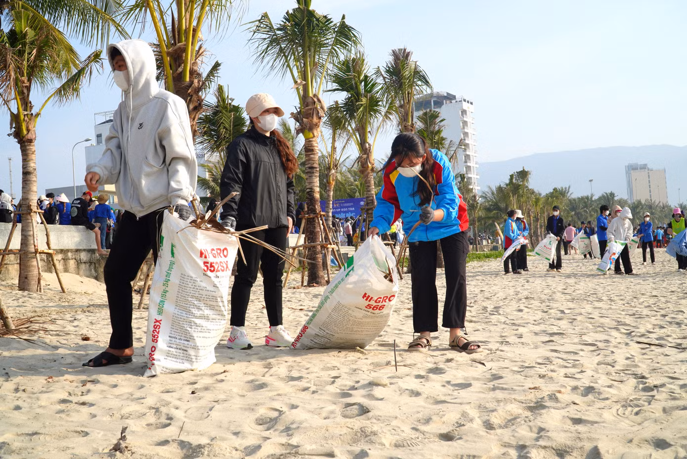 Hoàng Anh (20 tuổi, quận Liên Chiểu) chia sẻ rằng Đà Nẵng được đánh giá là thành phố đáng sống, không khí trong lành, môi trường xanh, sạch, đẹp nên việc đón rác, vệ sinh rất cần thiết. "Mình rất tự hào vì đi đâu cũng được khen biển Đà Nẵng vừa đẹp vừa sạch. Việc dọn rác hôm nay không chỉ để biển sạch hơn, mà còn nâng cao ý thức bảo vệ, giữ gìn vệ sinh môi trường cho tất cả người dân, du khách", Anh nói.