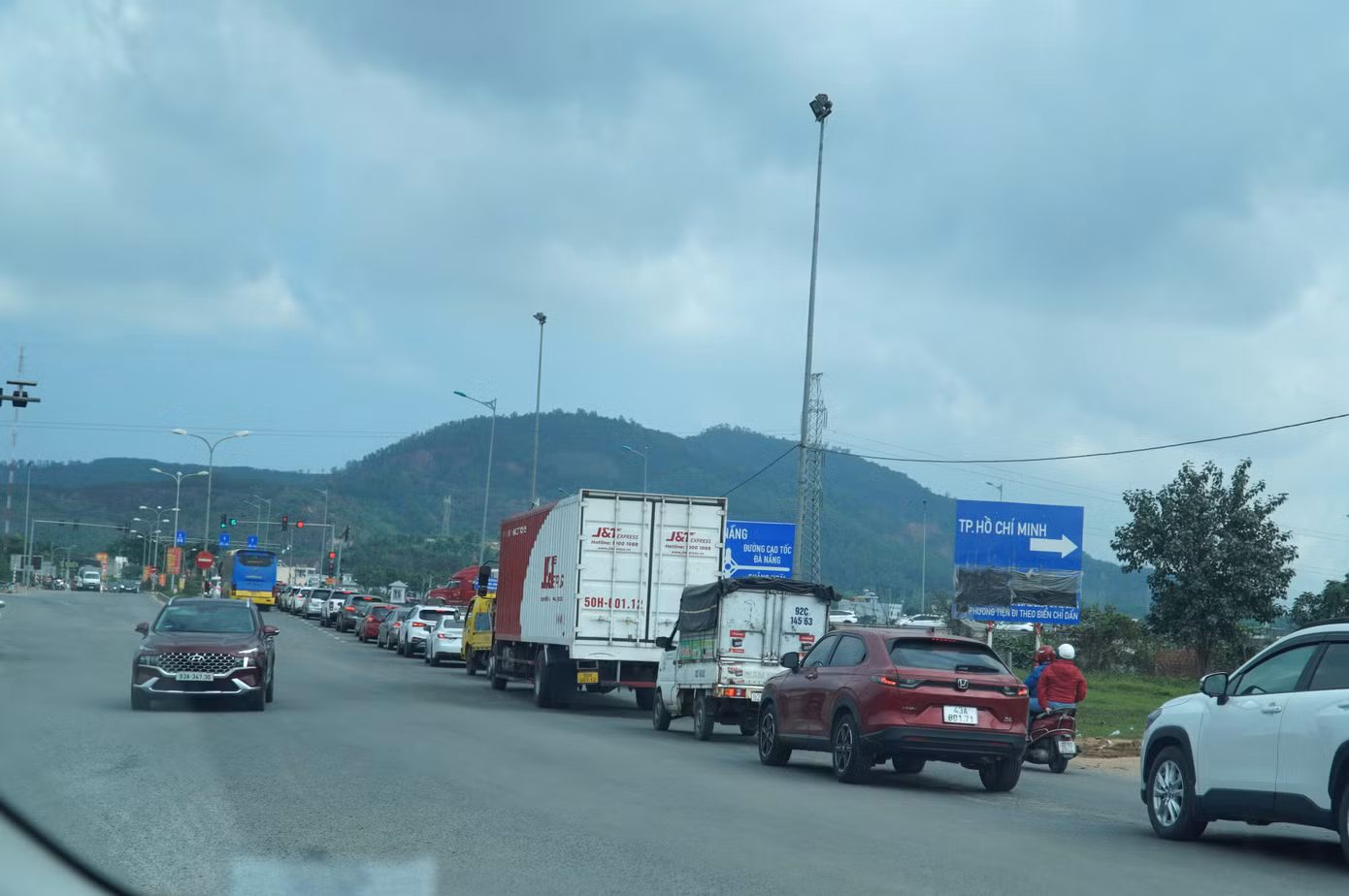 Xe cộ nườm nượp trên quốc lô 14B. Ảnh: Thanh Hiền. Xe cộ nườm nượp trên quốc lô 14B. Ảnh: Thanh Hiền.