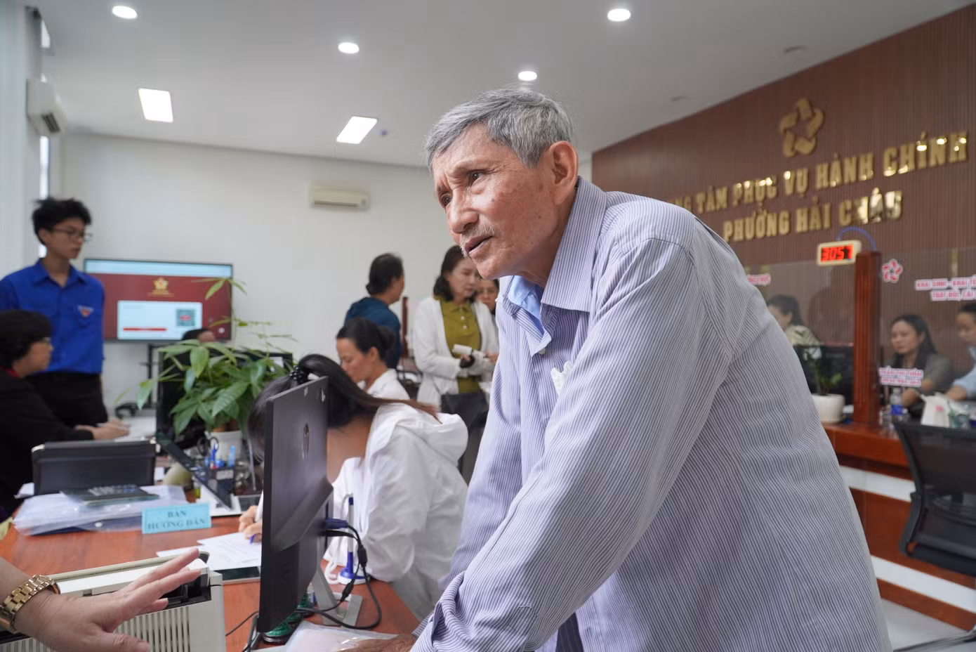 Nhiều cụ già không rõ về quy định giải quyết thủ tục hành chính cũng đến Trung tâm phục vụ hành chính công hỏi và được bộ phận hướng dẫn giải đáp, chỉ dẫn nhiệt tình.