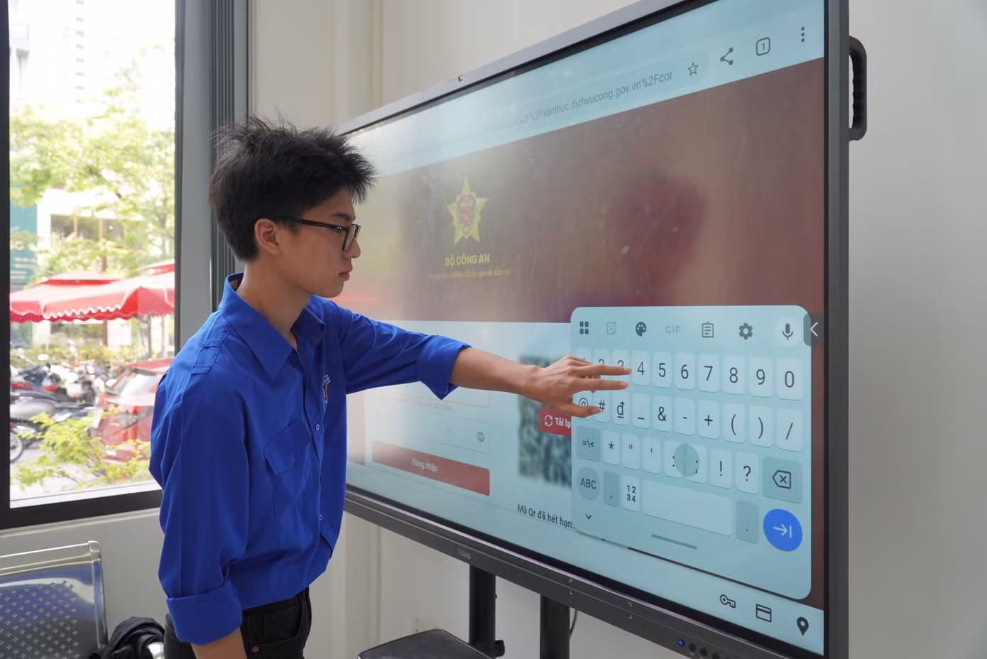 Tại đây còn có đội ngũ tình nguyện viên túc trực để hỗ trợ người dân, nhất là những người già trong việc kiểm tra thông tin, kê khai hồ sơ...