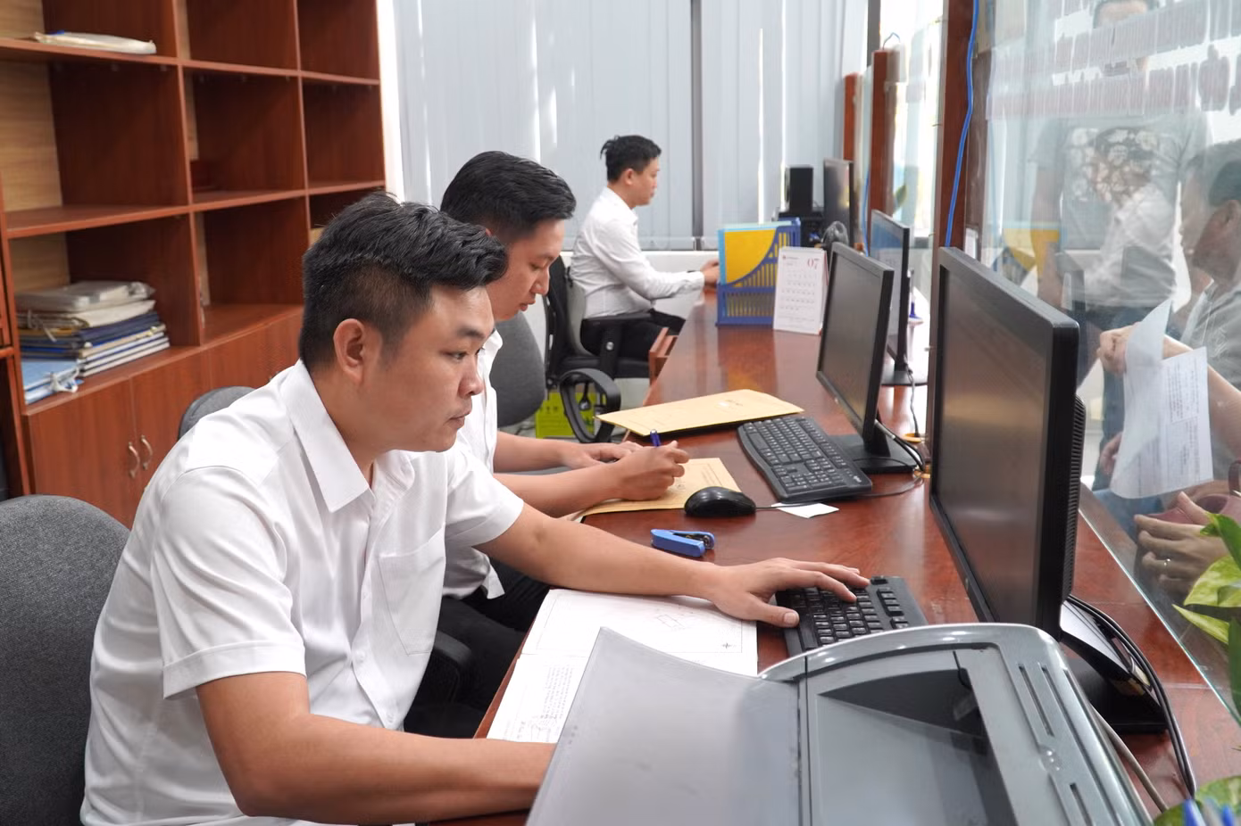 Với nguyên tắc "phi địa giới hành chính", người dân có thể tới bất kỳ Trung tâm phục vụ hành chính công nào để giải quyết thủ tục mà không phụ thuộc vào nơi cư trú. Chị Thu Hương (phường Cẩm Lệ) cho hay do công việc của chị ở trung tâm thành phố nên tranh thủ giờ nghỉ đã chạy đến Trung tâm phục vụ hành chính công phường Hải Châu để xác nhận giấy tờ. "Khi vào tôi được hướng dẫn rất tận tình từ kê khai đến nhập thông tin lên hệ thống. Trình tự rất rõ ràng, nhanh chóng, giải quyết trong... 3 nốt nhạc", chị nói.