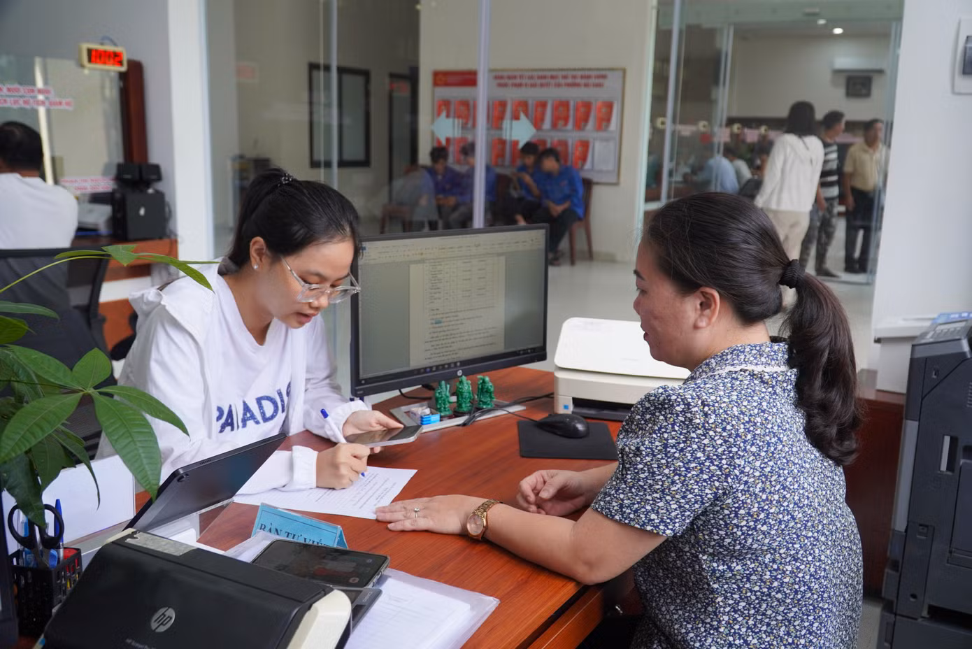Sau khi giải đáp thắc mắc, chị Thư được phát giấy kê khai thông tin, hướng dẫn nhập thông tin lên hệ thống. Hai mẹ con chị chia sẻ rất hài lòng vì quá tiện lợi, đỡ mất thời gian.