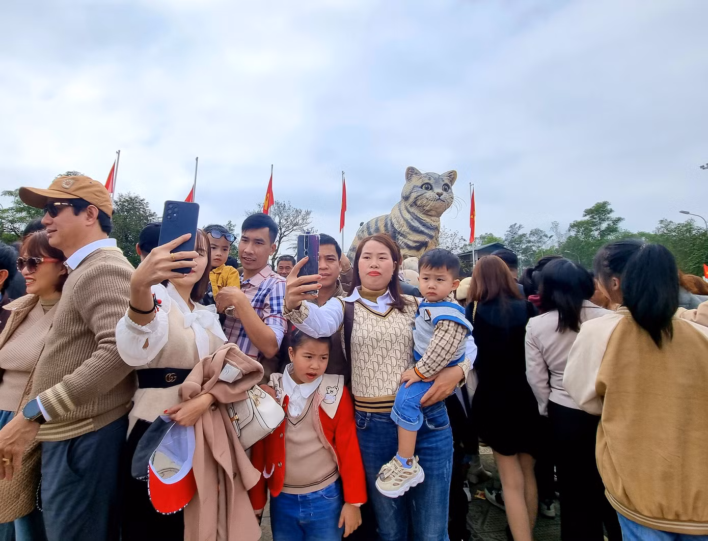 Lượng người quá đông, muốn có tấm hình phải chen chúc. Ảnh: Thanh Trần.