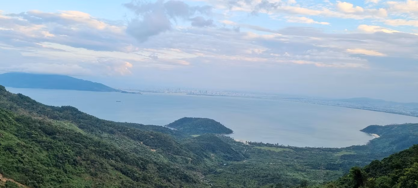 Từ trên đèo nhìn xuống, khung cảnh một màu xanh mát mắt. Từ trên đèo nhìn xuống, khung cảnh một màu xanh mát mắt.