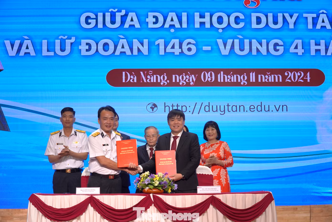 Lễ kết nghĩa giữa Lữ đoàn 146 và Đại học Duy Tân.