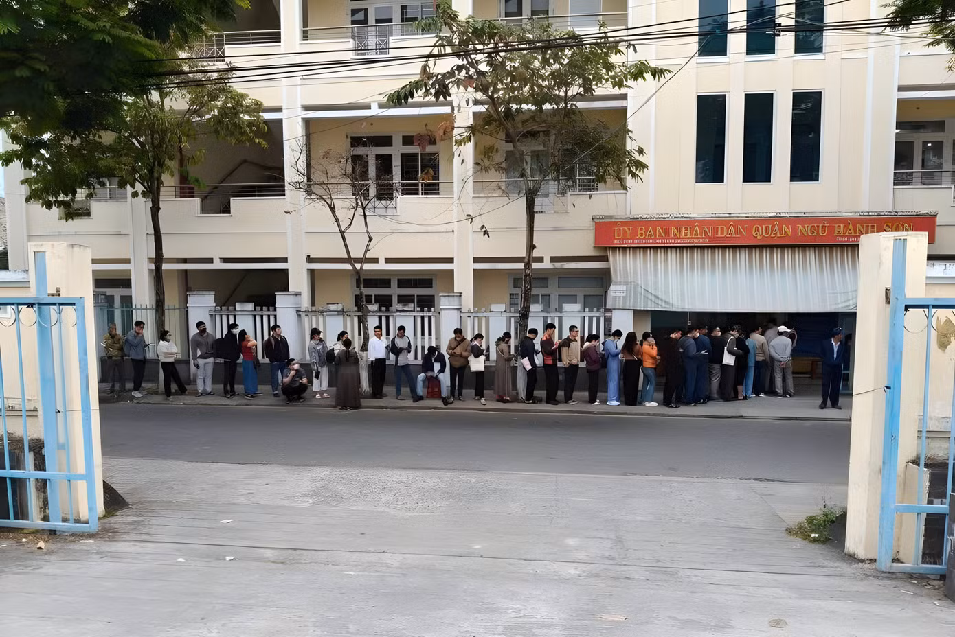 Người dân rồng rắn xếp hàng trước bộ phận tiếp nhận và trả kết quả hồ sơ. Anh T.M., một nhân viên môi giới đất cho biết thường tới bộ phận một cửa nộp hồ sơ đất đai và lần nào cũng phải chờ. "Có hôm đứng xếp hàng ngoài vỉa hè, dài cổ chờ tới cuối chiều mới tới lượt, có bữa hết ngày vẫn không được gọi nên đành đi về, hôm sau tới bấm số lại từ đầu", anh kể.