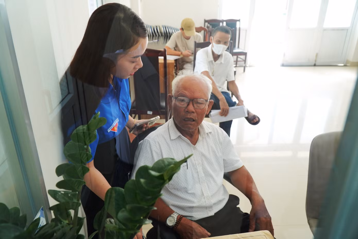 Để hỗ trợ người dân, nhất là người cao tuổi, khu vực đăng ký đất đai luôn có các tình nguyện viên túc trực. Các bạn sẽ lấy số thứ tự, hướng dẫn trình tự nộp hồ sơ, điền thông tin cho bà con. Để hỗ trợ người dân, nhất là người cao tuổi, khu vực đăng ký đất đai luôn có các tình nguyện viên túc trực. Các bạn sẽ lấy số thứ tự, hướng dẫn trình tự nộp hồ sơ, điền thông tin cho bà con.