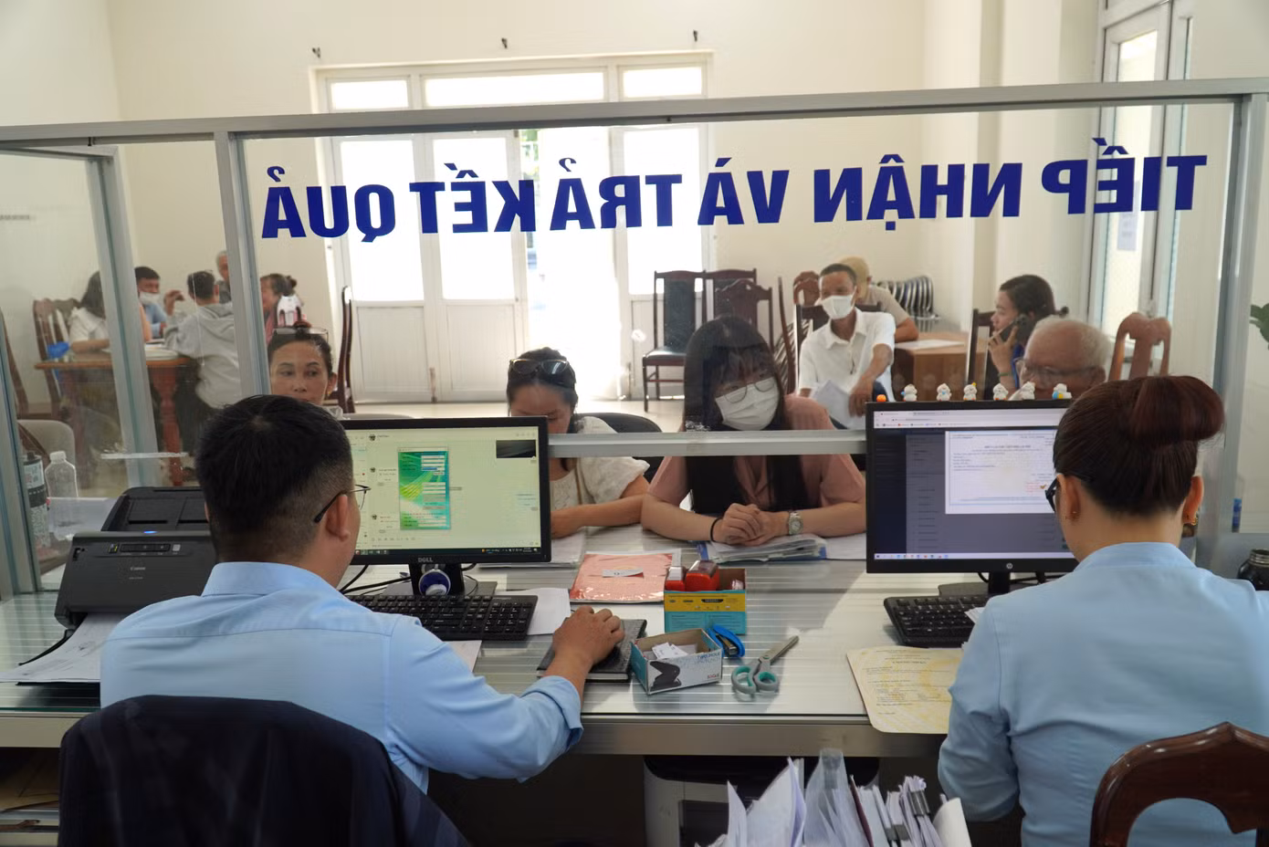 Dãy ghế trước quầy tiếp nhận hồ sơ luôn kín người. Ông Lê Trung Huệ, Phó Giám đốc chi nhánh Văn phòng đăng ký đất đai quận Cẩm Lệ (cũ, sắp tới sẽ đổi thành Khu vực 3) cho hay phường Hòa Xuân là một trong những địa bàn giao dịch bất động sản sôi động nhất Đà Nẵng. Từ sau khi thực hiện chính quyền 2 cấp, sắp xếp địa giới hành chính đến nay, ngày cao điểm phường giải quyết khoảng 120 hồ sơ. Dãy ghế trước quầy tiếp nhận hồ sơ luôn kín người. Ông Lê Trung Huệ, Phó Giám đốc chi nhánh Văn phòng đăng ký đất đai quận Cẩm Lệ (cũ, sắp tới sẽ đổi thành Khu vực 3) cho hay phường Hòa Xuân là một trong những địa bàn giao dịch bất động sản sôi động nhất Đà Nẵng. Từ sau khi thực hiện chính quyền 2 cấp, sắp xếp địa giới hành chính đến nay, ngày cao điểm phường giải quyết khoảng 120 hồ sơ.