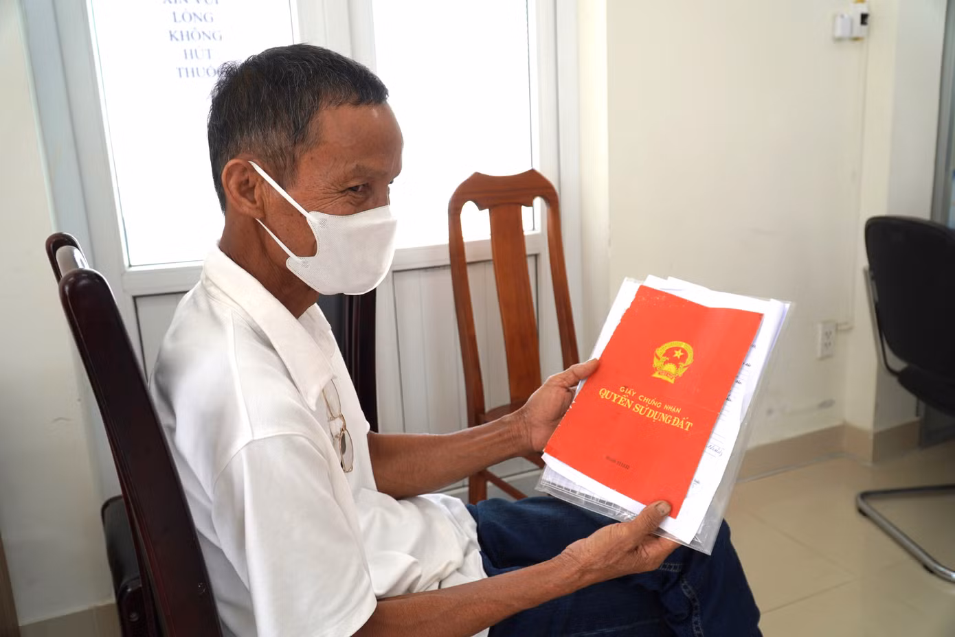 Ông N.T. (phường Hòa Xuân) đến sang tên sổ đỏ từ sớm, ông lấy được số thứ tự 16 nhưng đợi đến hơn 9h vẫn chưa được gọi tên. “Tôi chờ lâu quá, mong có cách nào giải quyết nhanh chóng hơn cho bà con đỡ vất vả”, ông nói. Ông N.T. (phường Hòa Xuân) đến sang tên sổ đỏ từ sớm, ông lấy được số thứ tự 16 nhưng đợi đến hơn 9h vẫn chưa được gọi tên. “Tôi chờ lâu quá, mong có cách nào giải quyết nhanh chóng hơn cho bà con đỡ vất vả”, ông nói.