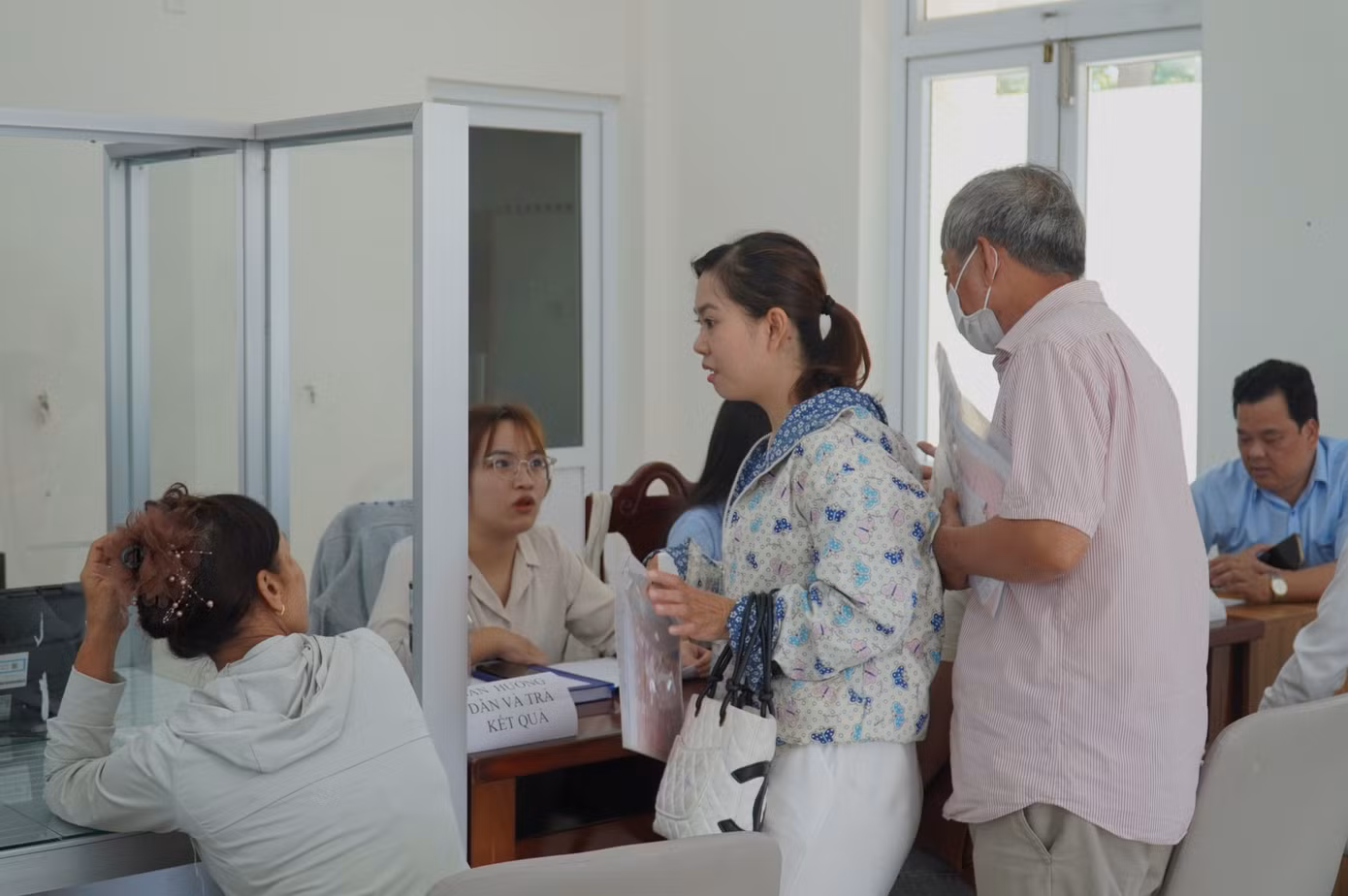 Ông Lê Trung Huệ cho biết thêm, hiện khu vực đăng ký đất đai tại phường còn thiếu một số trang thiết bị. Sắp tới sẽ bố trí thêm ô quầy, tăng cường nhân lực. Đồng thời lắp thêm máy lấy số tự động, quét mã QR để người dân thực hiện thủ tục đơn giản, thuận tiện hơn và giảm bớt áp lực cho các chuyên viên xử lý. Ông Lê Trung Huệ cho biết thêm, hiện khu vực đăng ký đất đai tại phường còn thiếu một số trang thiết bị. Sắp tới sẽ bố trí thêm ô quầy, tăng cường nhân lực. Đồng thời lắp thêm máy lấy số tự động, quét mã QR để người dân thực hiện thủ tục đơn giản, thuận tiện hơn và giảm bớt áp lực cho các chuyên viên xử lý.