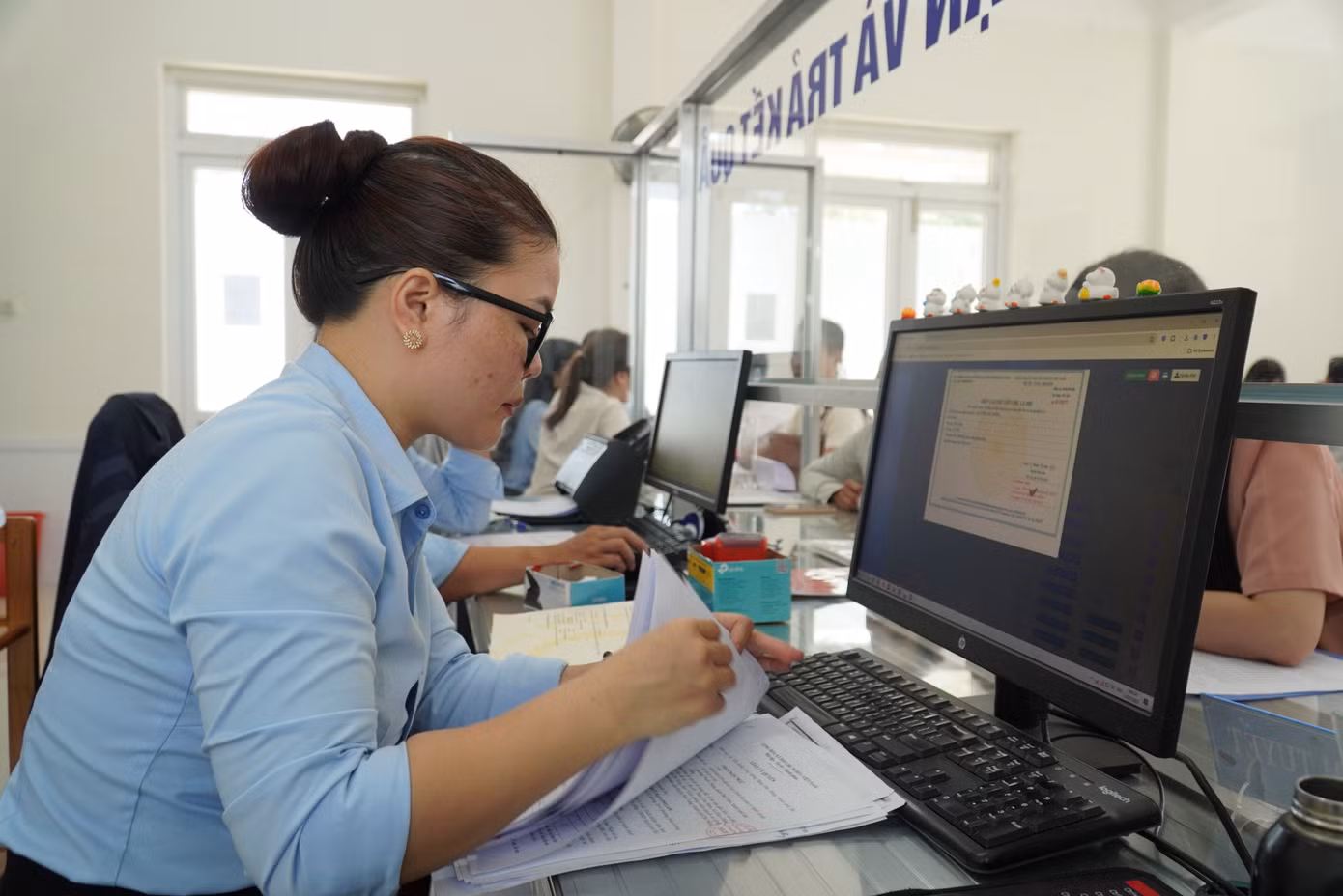 Bộ phận tiếp nhận, giải quyết thủ tục làm việc liên tục. Nhiều hôm số lượng công dân quá đông phải giới hạn lấy việc lấy số thứ tự để đảm bảo giải quyết trong buổi cho người dân, không đẩy từ sáng lên chiều, ngày hôm nay qua ngày hôm sau. Bộ phận tiếp nhận, giải quyết thủ tục làm việc liên tục. Nhiều hôm số lượng công dân quá đông phải giới hạn lấy việc lấy số thứ tự để đảm bảo giải quyết trong buổi cho người dân, không đẩy từ sáng lên chiều, ngày hôm nay qua ngày hôm sau.