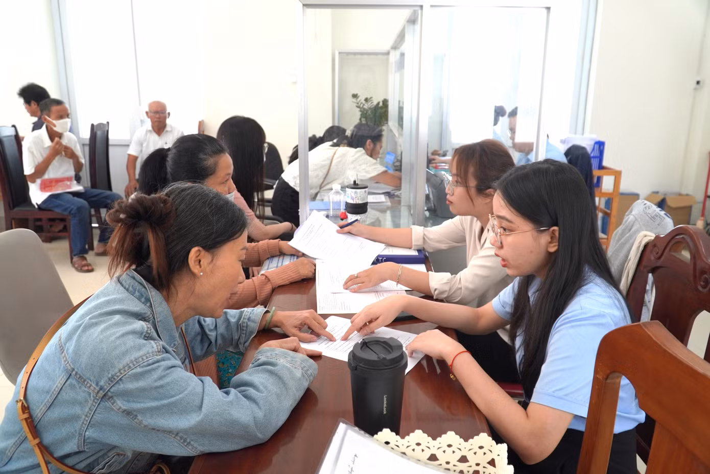 Ghi nhận tại khu vực đăng ký đất đai phường Hòa Xuân, từ sáng sớm đã đông kín người dân đến lấy số, nộp hồ sơ giải quyết thủ tục. Phường Hòa Xuân được hình thành từ phường Hòa Xuân (quận Cẩm Lệ) và 2 xã Hòa Châu, Hòa Phước (huyện Hòa Vang) cũ. Ảnh: Thanh Hiền. Ghi nhận tại khu vực đăng ký đất đai phường Hòa Xuân, từ sáng sớm đã đông kín người dân đến lấy số, nộp hồ sơ giải quyết thủ tục. Phường Hòa Xuân được hình thành từ phường Hòa Xuân (quận Cẩm Lệ) và 2 xã Hòa Châu, Hòa Phước (huyện Hòa Vang) cũ. Ảnh: Thanh Hiền.