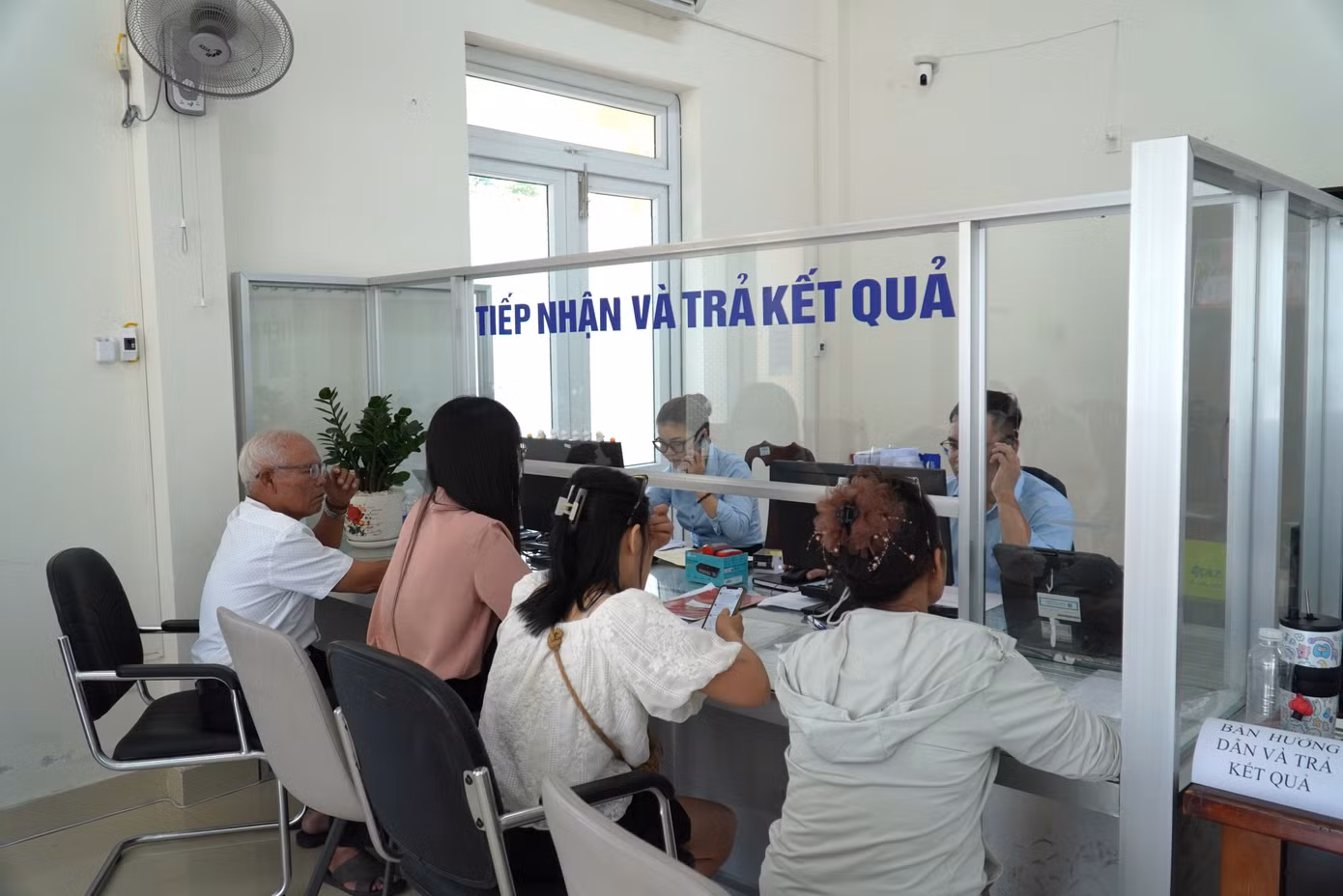 Khi Đà Nẵng bắt đầu áp dụng bảng giá đất mới (từ ngày 7/7), lượng giao dịch vẫn sôi động. Theo nhiều “cò” đất, không chỉ người dân, cán bộ từ Quảng Nam tìm mua đất vì chuyển chỗ ở, Hòa Xuân còn thu hút đông đảo giới đầu cơ, đầu tư từ các địa phương khác, nhất là Hà Nội. Khi Đà Nẵng bắt đầu áp dụng bảng giá đất mới (từ ngày 7/7), lượng giao dịch vẫn sôi động. Theo nhiều “cò” đất, không chỉ người dân, cán bộ từ Quảng Nam tìm mua đất vì chuyển chỗ ở, Hòa Xuân còn thu hút đông đảo giới đầu cơ, đầu tư từ các địa phương khác, nhất là Hà Nội.