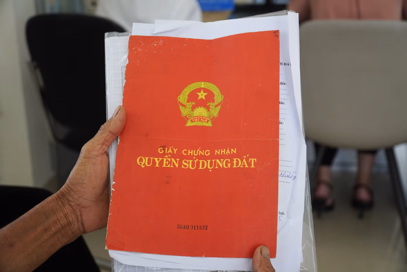 Dãy ghế trước quầy tiếp nhận hồ sơ luôn kín người. Ông Lê Trung Huệ, Phó Giám đốc chi nhánh Văn phòng đăng ký đất đai quận Cẩm Lệ (cũ, sắp tới sẽ đổi thành Khu vực 3) cho hay phường Hòa Xuân là một trong những địa bàn giao dịch bất động sản sôi động nhất Đà Nẵng. Từ sau khi thực hiện chính quyền 2 cấp, sắp xếp địa giới hành chính đến nay, ngày cao điểm phường giải quyết khoảng 120 hồ sơ. Dãy ghế trước quầy tiếp nhận hồ sơ luôn kín người. Ông Lê Trung Huệ, Phó Giám đốc chi nhánh Văn phòng đăng ký đất đai quận Cẩm Lệ (cũ, sắp tới sẽ đổi thành Khu vực 3) cho hay phường Hòa Xuân là một trong những địa bàn giao dịch bất động sản sôi động nhất Đà Nẵng. Từ sau khi thực hiện chính quyền 2 cấp, sắp xếp địa giới hành chính đến nay, ngày cao điểm phường giải quyết khoảng 120 hồ sơ.