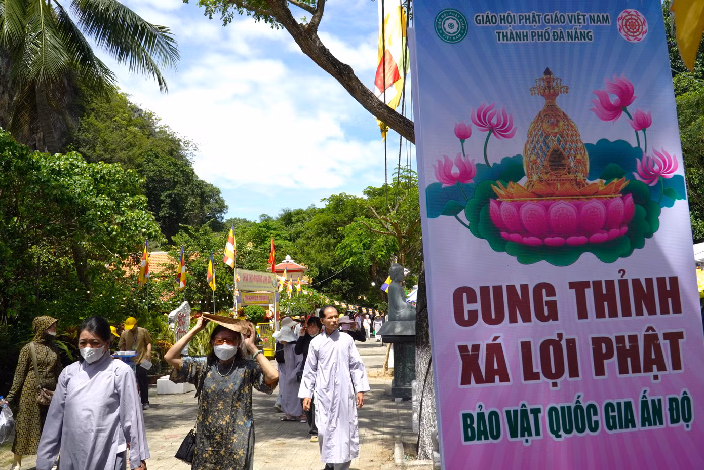 Ngoài người dân Đà Nẵng, có rất đông người dân từ các tỉnh thành miền Trung, Tây Nguyên đổ về chùa. Bà Mai Thị Hồng (quê Quảng Trị) cho hay cả gia đình bà đã đi 200km vào Đà Nẵng để tận mắt thấy xá lợi, nguyện cầu an bình, sức khỏe. Ngoài người dân Đà Nẵng, có rất đông người dân từ các tỉnh thành miền Trung, Tây Nguyên đổ về chùa. Bà Mai Thị Hồng (quê Quảng Trị) cho hay cả gia đình bà đã đi 200km vào Đà Nẵng để tận mắt thấy xá lợi, nguyện cầu an bình, sức khỏe.